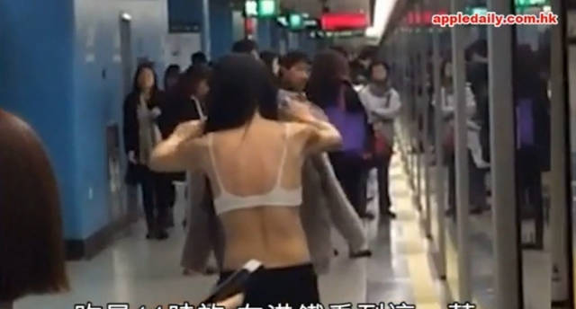 Ngỡ ngàng cô gái cởi phăng áo giữa sân ga