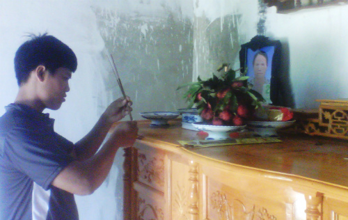 Mẹ chết trôi 2km trong cống, con ngược xuôi cầu cứu chính quyền