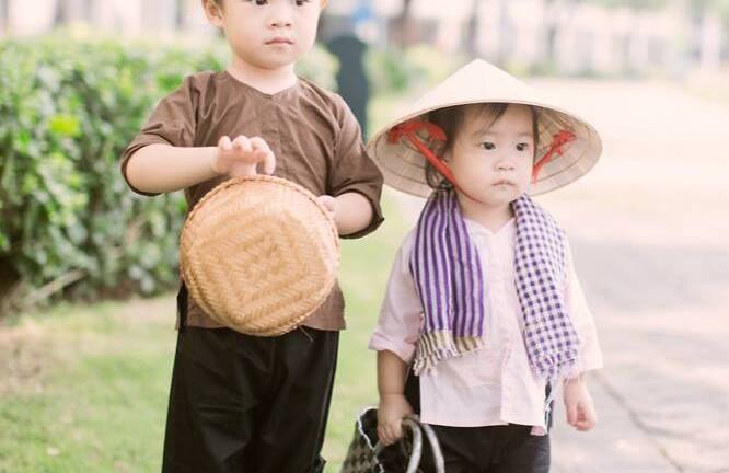 Nhóc tỳ nhà Lý Hải hóa “Hai lúa dắt Ba ruộng lên phố”cực đáng yêu