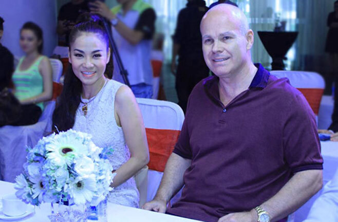 Cuộc sống vương giả của ca sĩ giàu nhất Showbiz