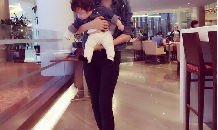 Hai mẹ con Elly Trần “ton sur ton” cực sành điệu