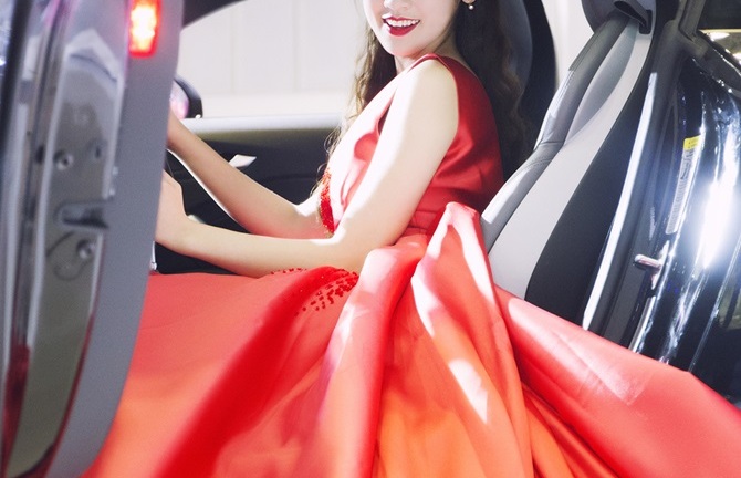 Á hậu Dương Tú Anh 