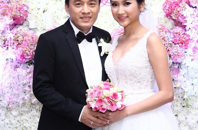 Lam Trường hạnh phúc bên cô dâu trong đám cưới lần hai