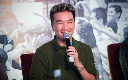 Đàm Vĩnh Hưng chơi sang mang Rolls Royce mạ vàng lên sân khấu