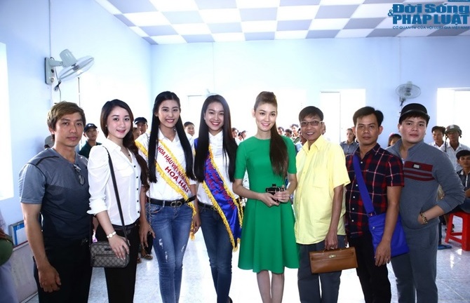 Hoa hậu Việt Nam Thế giới 2014 về quê nghèo làm từ thiện