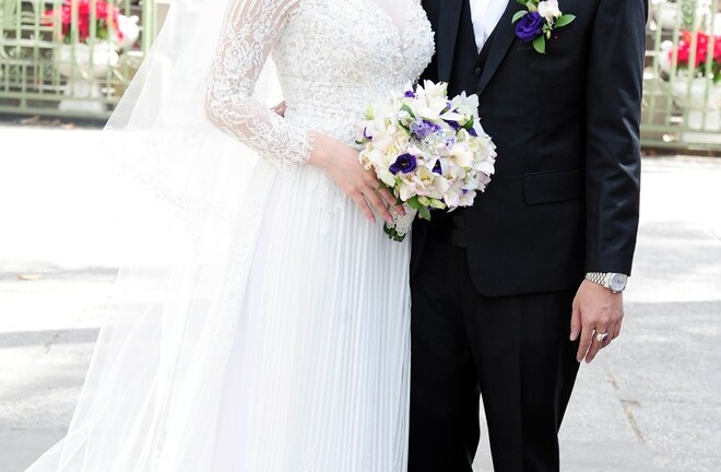 Nhật Kim Anh hôn chú rể trong lễ cưới tại nhà thờ