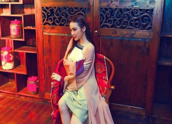 Angela Phương Trinh gợi cảm với áo yếm