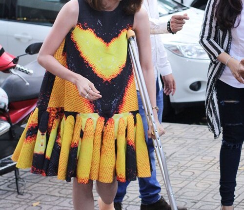 Ngân Khánh chống nạng đi ra mắt phim 