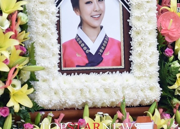 Hai thành viên nhóm Ladies’ Code lần lượt ra đi