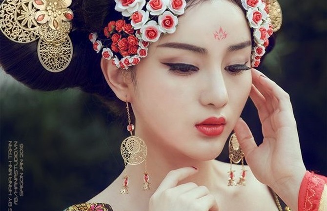 Ngọc Trinh, con gái Elly Trần gây tranh cãi nhất khi làm Võ Tắc Thiên