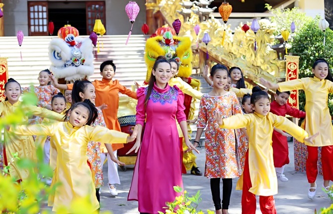 Phi Nhung khoe hình hậu trường MV 