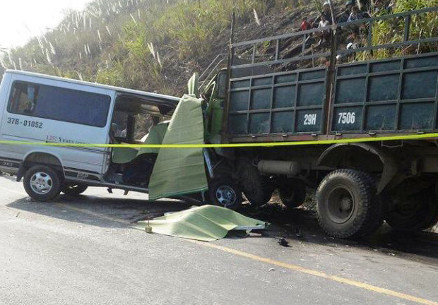 Thanh Hóa: Xe du lịch tông trực diện xe tải, ít nhất 8 người tử vong