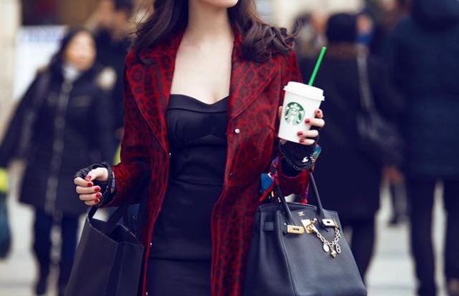 Ngọc Trinh quyến rũ và sành điệu dạo phố Paris