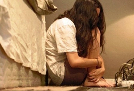 Thiếu nữ bị cưỡng hiếp ngay trước khu tập thể