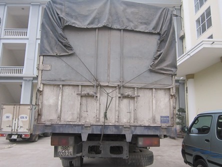 Thanh Hóa: CSGT bắt gần 500 chai rượu và nhiều hàng hóa lậu