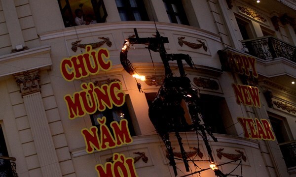 TP.HCM: Cháy khách sạn Majestic khiến người dân hoảng loạn