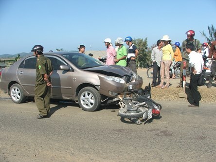 29 Tết: Ô tô tông xe máy, hai người nguy kịch