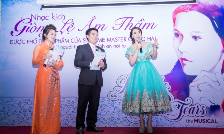 Hồ Quỳnh Hương hát cùng dàn sao Hollywood