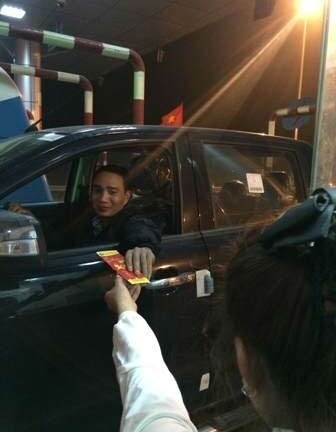 Tết 2015: Lái xe vui mừng được lì xì trên cao tốc Nội Bài – Lào Cai