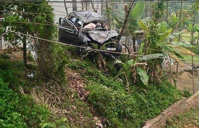 Phú Thọ: Xe sang BMW X3 bay lên cây, lao xuống kênh bẹp dúm