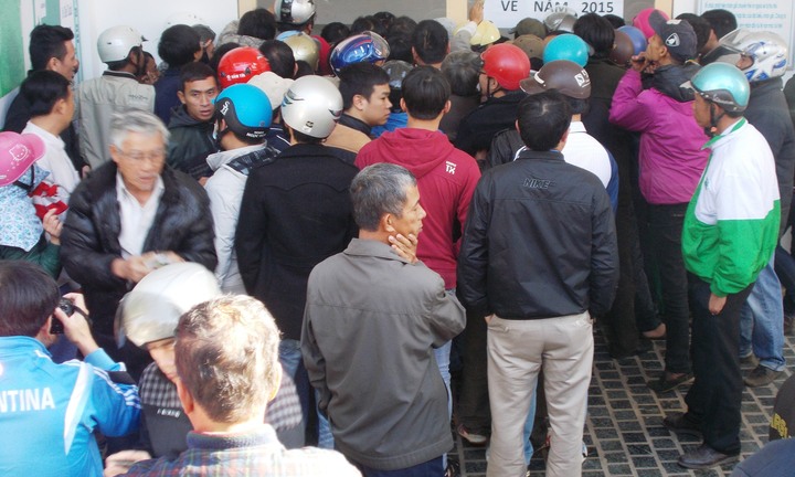 Xô đẩy, tranh nhau mua vé xem Công Phượng