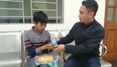 Chiến sỹ cảnh sát giúp cháu bé 12 tuổi đi lạc về với gia đình