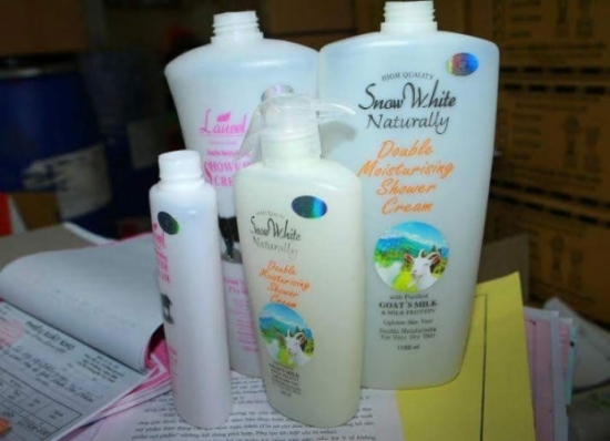 Đột kích cơ sở sản xuất sữa tắm giả mang thương hiệu tại Hà Nội