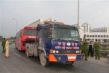 Cố thủ 10 tiếng trên đường, chống đối lực lượng bắt hàng lậu