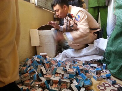 Xe thương binh chở nhiều bao tải nghi chứa thuốc kích dục