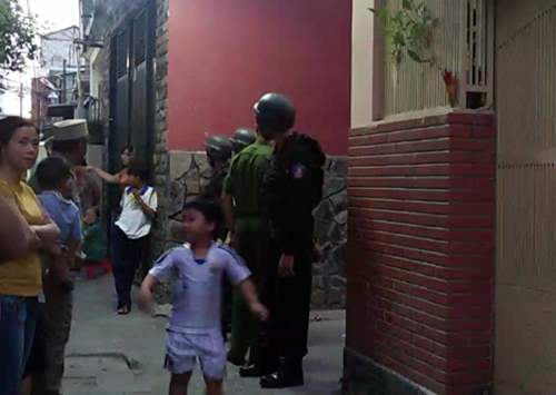 Hàng trăm cảnh sát đột kích nhà đàn em của trùm ma túy