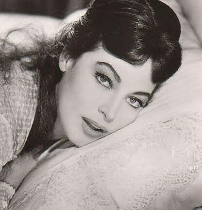 Công nương xinh đẹp bị ép buộc phải ly hôn chồng vì bị vô sinh