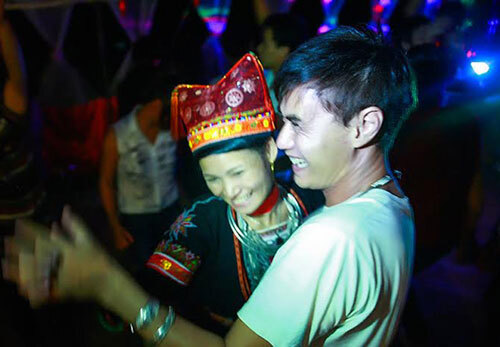 Chuyện tình ấn tượng của chàng Tây và cô gái Dao