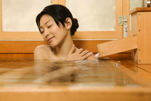 Hiệu quả không ngờ từ việc tắm nước muối biển vào buổi tối