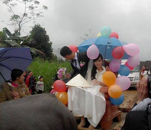 Màn rước dâu độc lạ bằng xe bò của cặp đôi xứ Nghệ