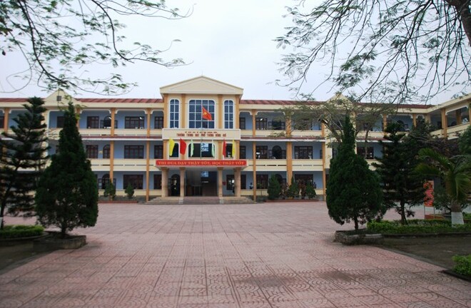 Nữ sinh cấp 3 túm tóc, đánh cô giáo ngay trên bục giảng