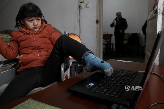 Cảm động ý chí cô gái bại não viết tiểu thuyết bằng chân trái