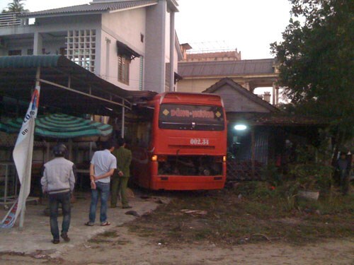 Xe khách giường nằm đâm vào nhà dân, 2 người bị thương nặng