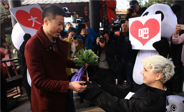 Cô gái mặc trang phục gấu Panda cầu hôn bạn trai gây sốt