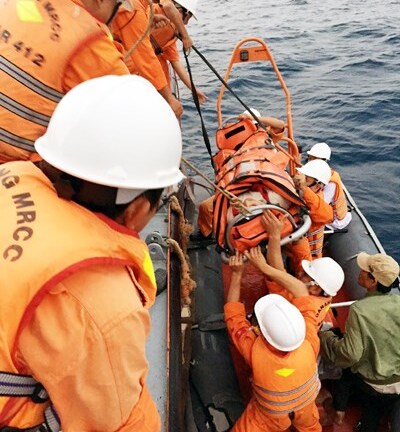 Cứu thuyền viên bị nạn rơi xuống biển bị lưỡi câu móc rách miệng