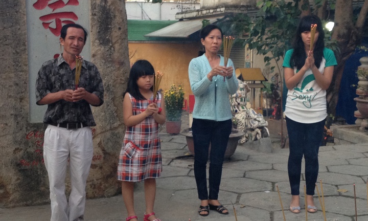 Chùm ảnh người dân náo nức đi lễ chùa đầu năm