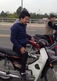 Phẫn nộ nhóm thanh niên hành hạ chó trên cầu Vĩnh Thịnh