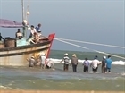 Giải cứu thành công tàu cá bị cạn tại cửa biển Đà Diễn