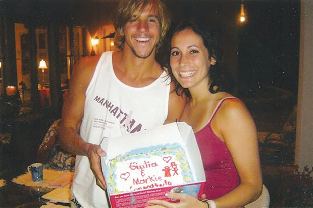 Chuyện tình xúc động của người đàn ông chăm vợ tâm thần