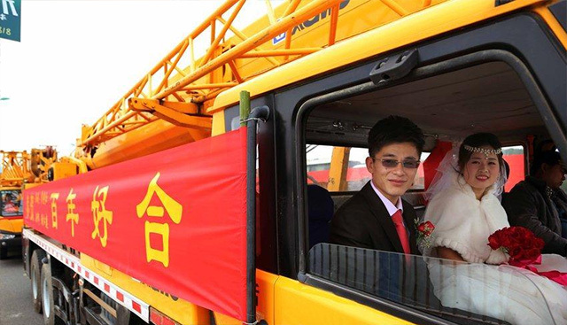 Màn rước dâu độc lạ bằng xe tải cẩu gây sốt