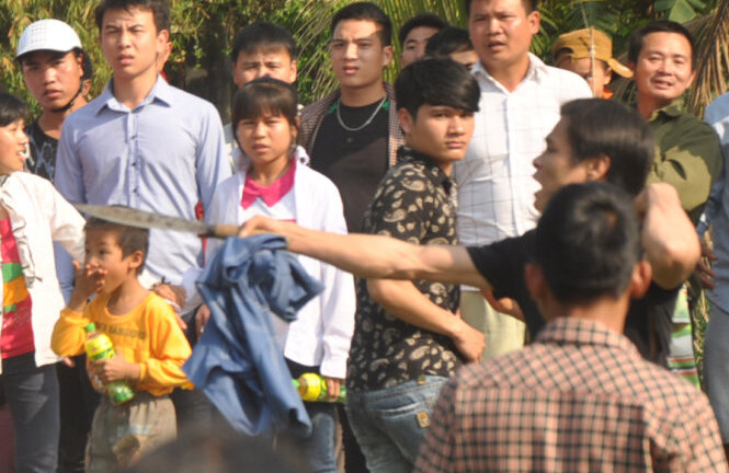 Nam thanh niên vung dao giữa lễ hội cướp phết cầu may