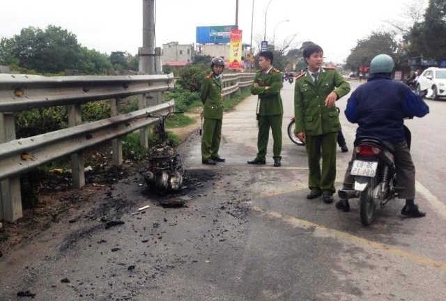 Thanh Hóa: Xe máy đang chạy bất ngờ bốc cháy trơ khung