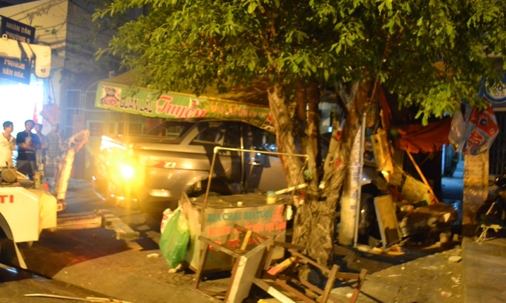 TP.HCM: Ô tô mất lái đâm sập nhà dân, vùi bé 3 tuổi