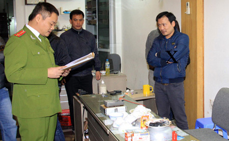 Đột kích lò sản xuất thiết bị đánh bạc bịp của hai anh em ruột