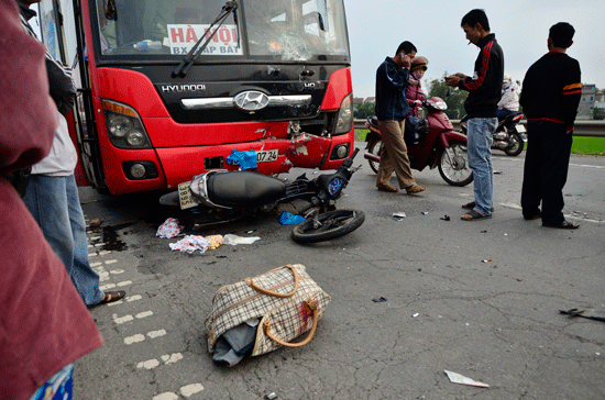 Hai dượng cháu bị xe cán chết, kẻ gian thừa cơ lấy iPhone