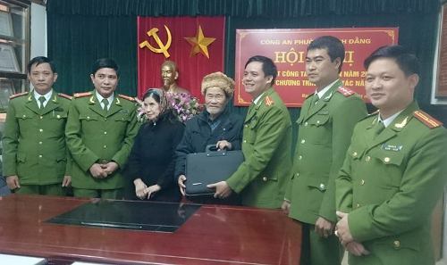 Trao lại 30 triệu đồng bỏ quên ở bến xe bus cho cụ già